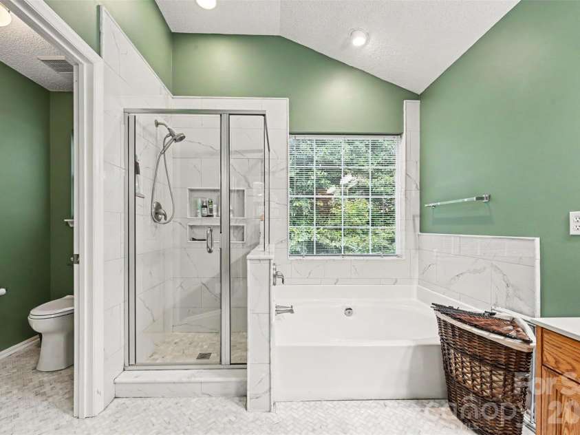 3524 Crescent Knoll Drive, Matthews, NC 28105.  MLS# CAR4423549, YatesRealty ID 52990. 