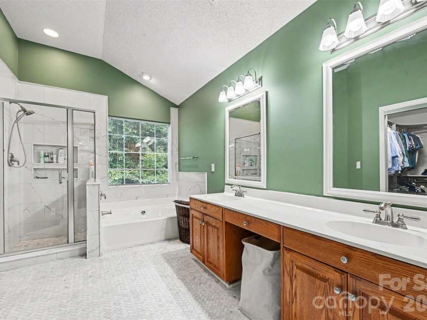 3524 Crescent Knoll Drive, Matthews, NC 28105.  MLS# CAR4423549, YatesRealty ID 52990. 