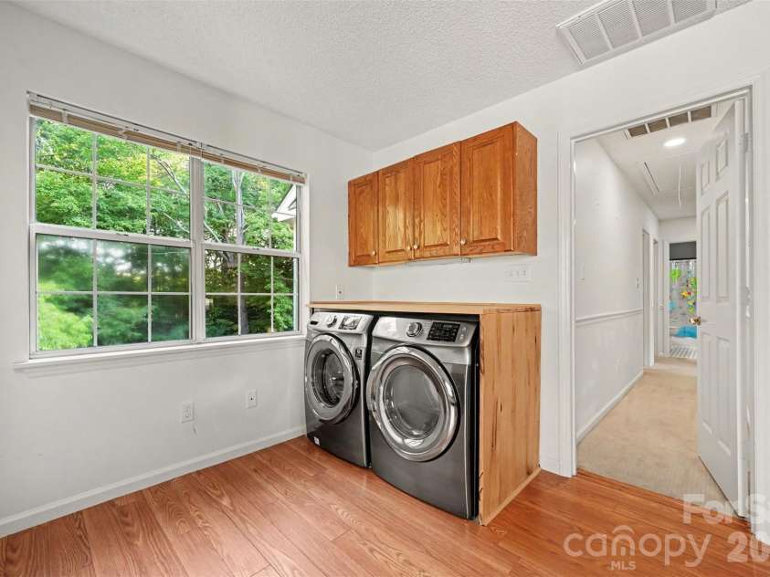 3524 Crescent Knoll Drive, Matthews, NC 28105.  MLS# CAR4423549, YatesRealty ID 52990. 