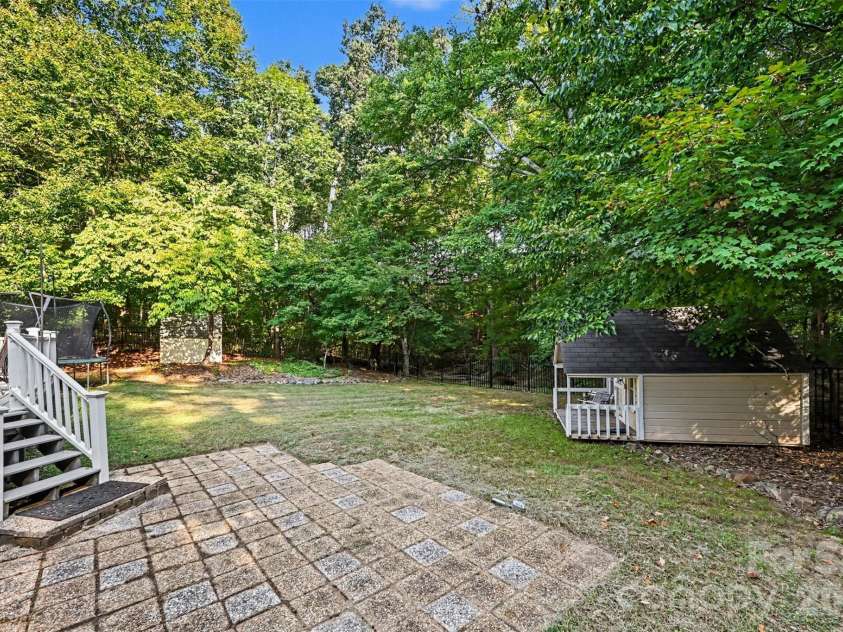 3524 Crescent Knoll Drive, Matthews, NC 28105.  MLS# CAR4423549, YatesRealty ID 52990. 