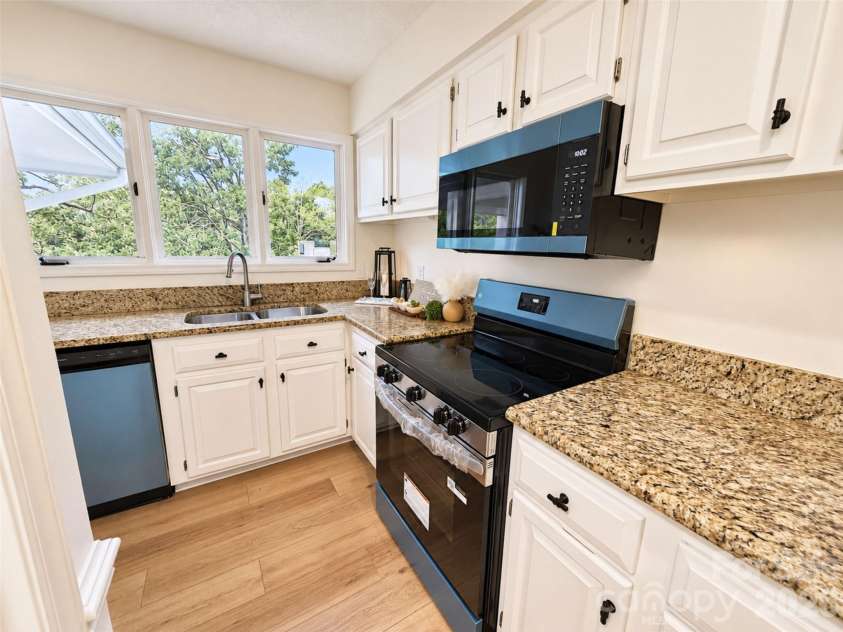 222 Queens Road, Charlotte, NC 28204.  MLS# CAR4422813, YatesRealty ID 52992. Kitchen 2nd view