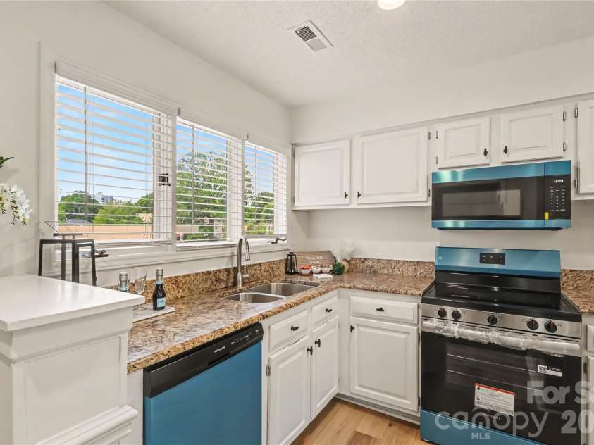 222 Queens Road, Charlotte, NC 28204.  MLS# CAR4422813, YatesRealty ID 52992. Kitchen
