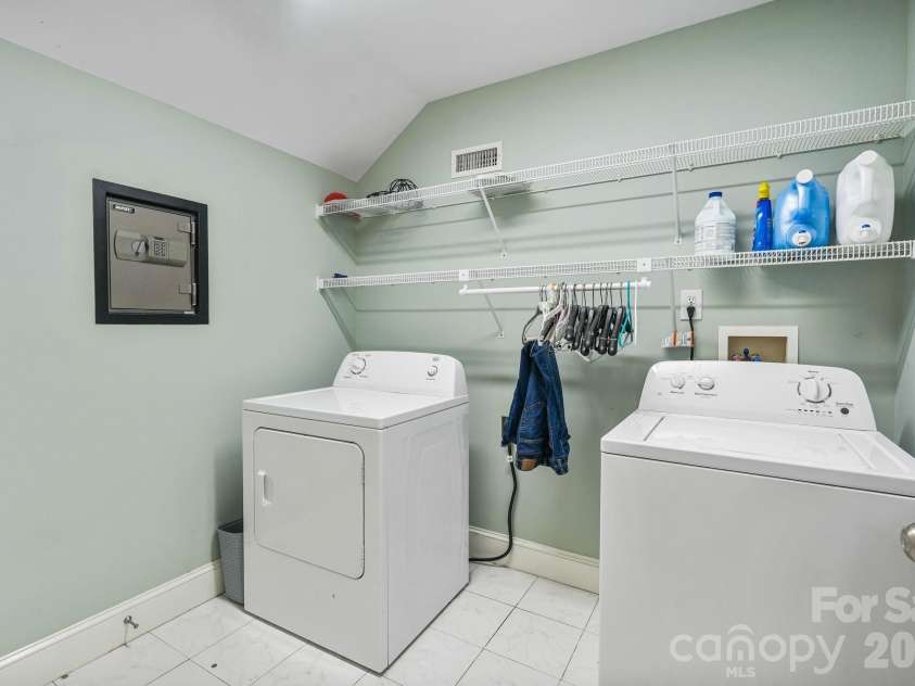 815 36TH Avenue Place, Hickory, NC 28601.  MLS# CAR4422557, YatesRealty ID 52993. 