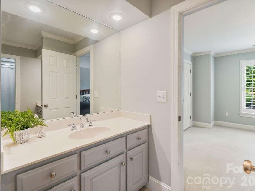 815 36TH Avenue Place, Hickory, NC 28601.  MLS# CAR4422557, YatesRealty ID 52993. Jack & Jill Bath