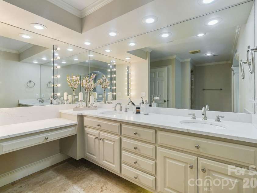 815 36TH Avenue Place, Hickory, NC 28601.  MLS# CAR4422557, YatesRealty ID 52993. Primary Bath