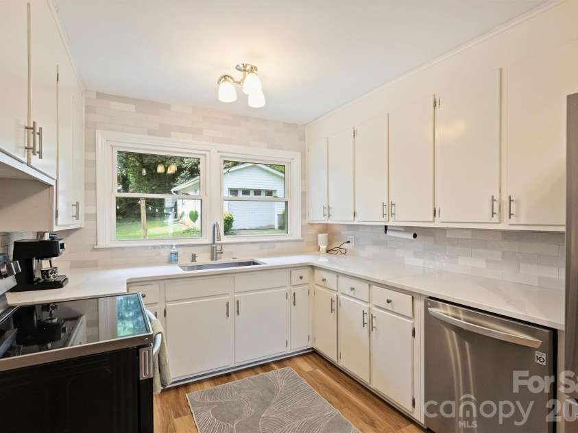 2816 Shamrock Drive, Charlotte, NC 28205.  MLS# CAR4422671, YatesRealty ID 52994. 