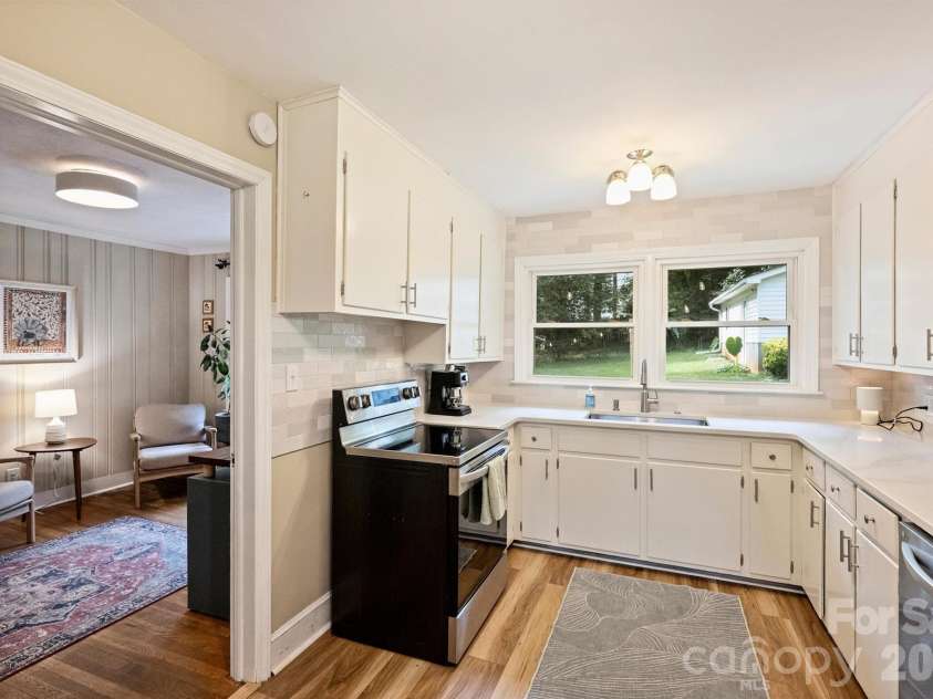 2816 Shamrock Drive, Charlotte, NC 28205.  MLS# CAR4422671, YatesRealty ID 52994. 