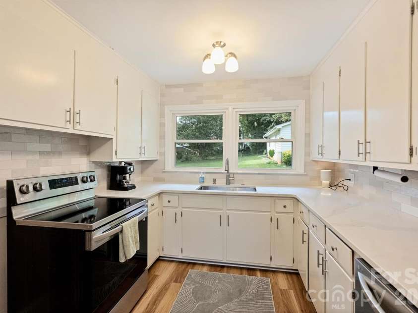 2816 Shamrock Drive, Charlotte, NC 28205.  MLS# CAR4422671, YatesRealty ID 52994. 