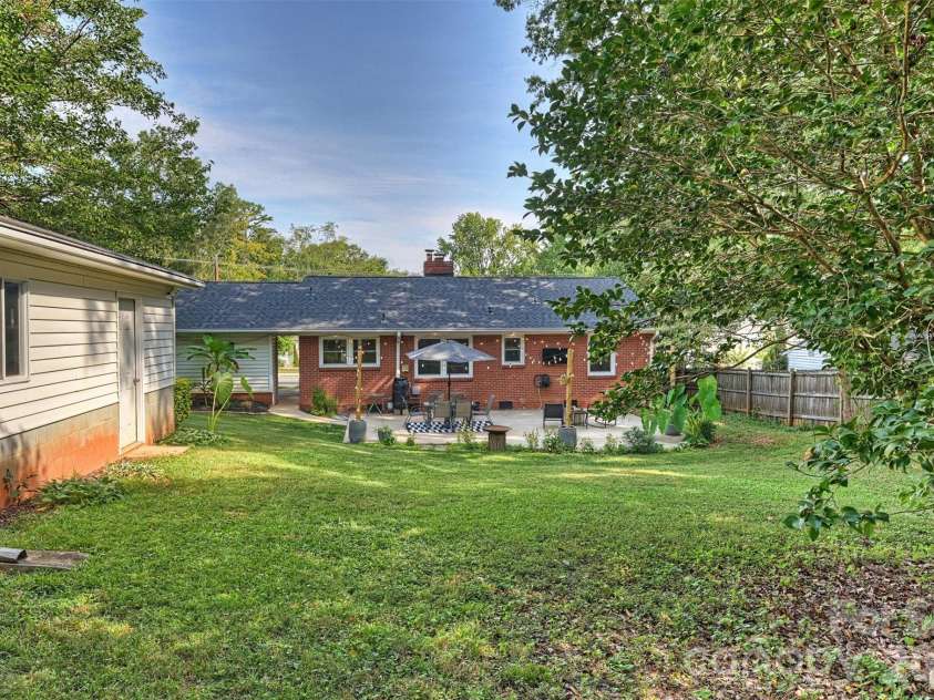 2816 Shamrock Drive, Charlotte, NC 28205.  MLS# CAR4422671, YatesRealty ID 52994. 