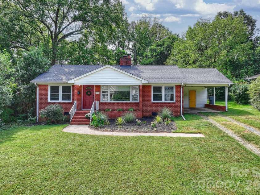 2816 Shamrock Drive, Charlotte, NC 28205.  MLS# CAR4422671, YatesRealty ID 52994. Expansive front yard
