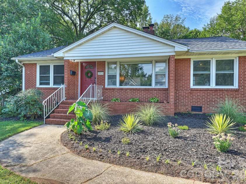 2816 Shamrock Drive, Charlotte, NC 28205.  MLS# CAR4422671, YatesRealty ID 52994. Front walkway