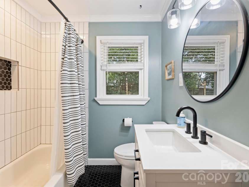 2816 Shamrock Drive, Charlotte, NC 28205.  MLS# CAR4422671, YatesRealty ID 52994. Full bath