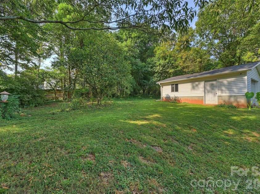 2816 Shamrock Drive, Charlotte, NC 28205.  MLS# CAR4422671, YatesRealty ID 52994. Rear yard