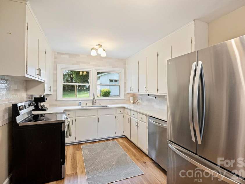 2816 Shamrock Drive, Charlotte, NC 28205.  MLS# CAR4422671, YatesRealty ID 52994. Remodeled kitchen