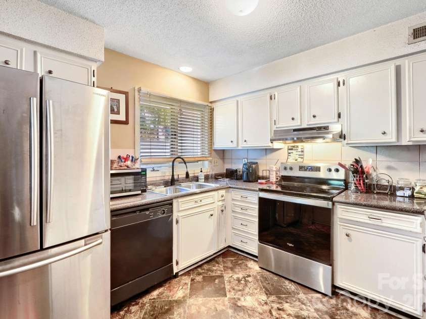 1634 Hollow Drive, Charlotte, NC 28212.  MLS# CAR4418554, YatesRealty ID 53004. Kitchen