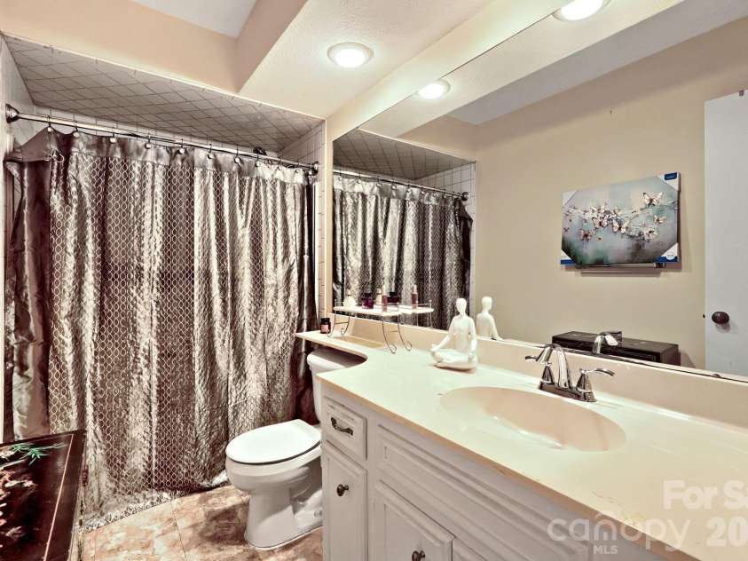 1634 Hollow Drive, Charlotte, NC 28212.  MLS# CAR4418554, YatesRealty ID 53004. Upstairs full bathroom