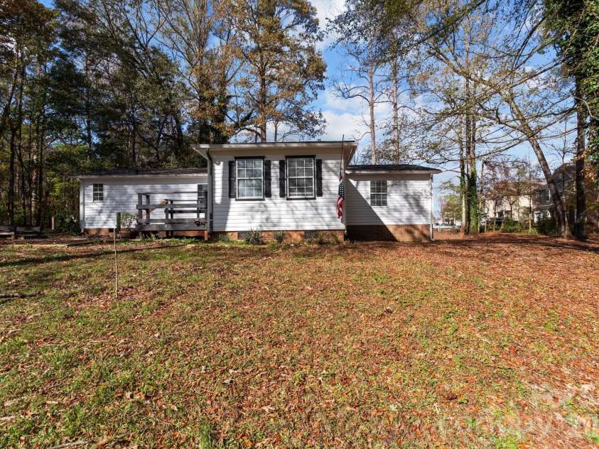 4642 Mcclure Road, Charlotte, NC 28216.  MLS# CAR4302578, YatesRealty ID 5301. 