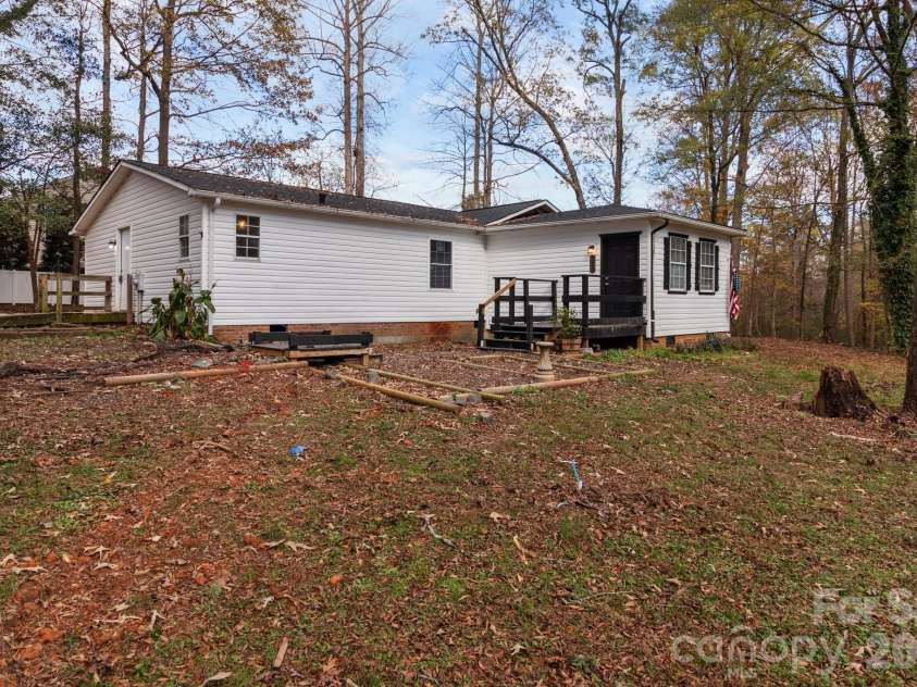 4642 Mcclure Road, Charlotte, NC 28216.  MLS# CAR4302578, YatesRealty ID 5301. 