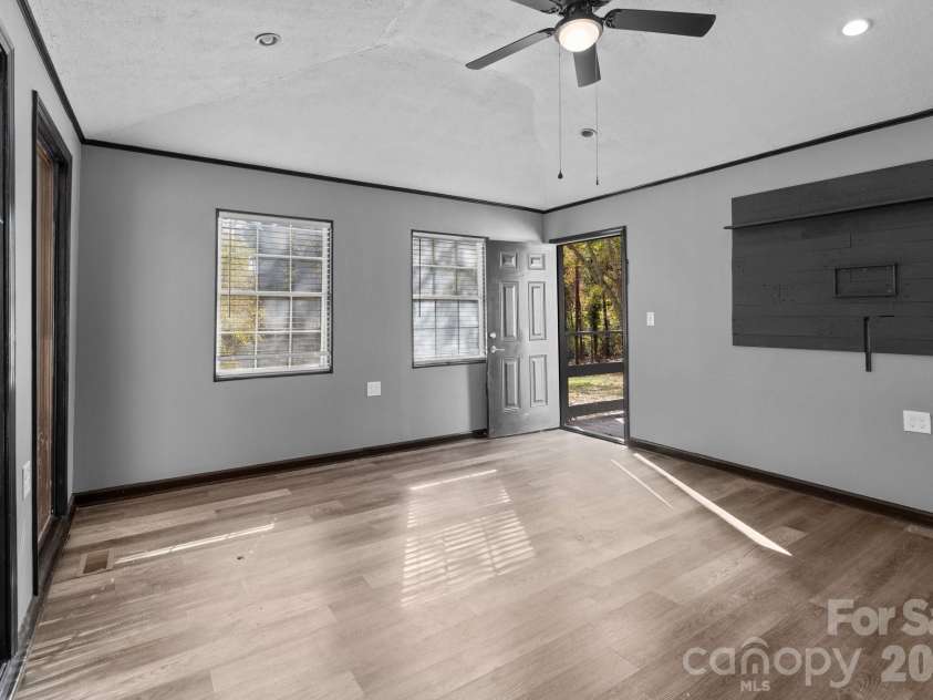 4642 Mcclure Road, Charlotte, NC 28216.  MLS# CAR4302578, YatesRealty ID 5301. 
