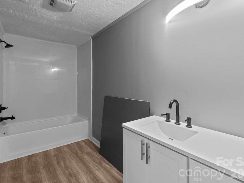 4642 Mcclure Road, Charlotte, NC 28216.  MLS# CAR4302578, YatesRealty ID 5301. 