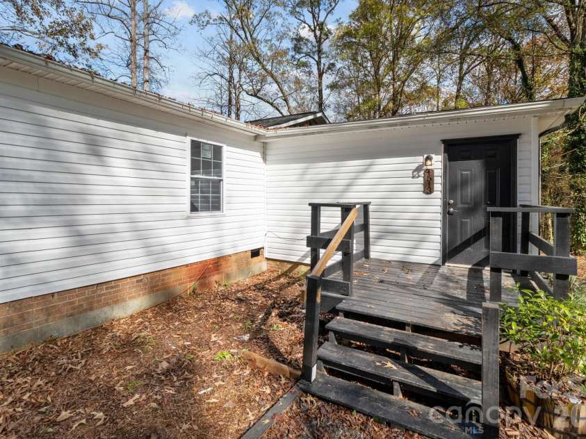 4642 Mcclure Road, Charlotte, NC 28216.  MLS# CAR4302578, YatesRealty ID 5301. 