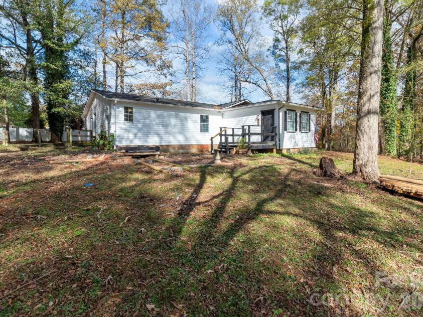 4642 Mcclure Road, Charlotte, NC 28216.  MLS# CAR4302578, YatesRealty ID 5301. 