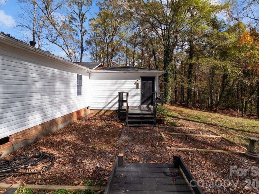 4642 Mcclure Road, Charlotte, NC 28216.  MLS# CAR4302578, YatesRealty ID 5301. 