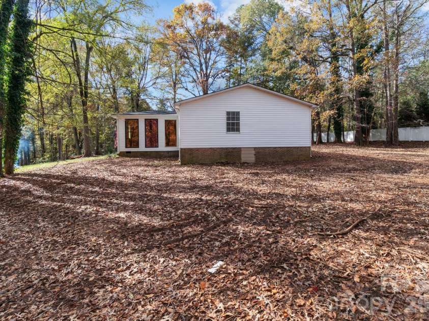 4642 Mcclure Road, Charlotte, NC 28216.  MLS# CAR4302578, YatesRealty ID 5301. 