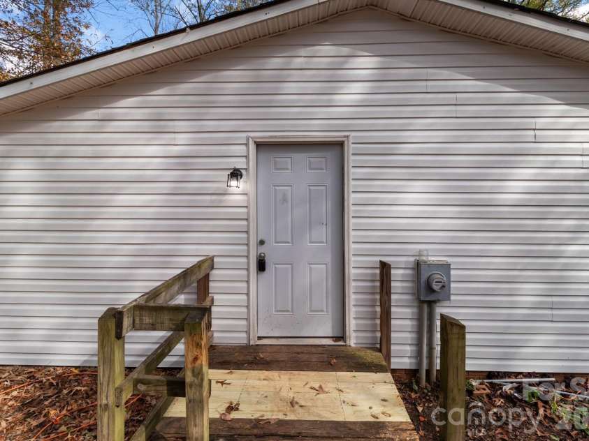 4642 Mcclure Road, Charlotte, NC 28216.  MLS# CAR4302578, YatesRealty ID 5301. 