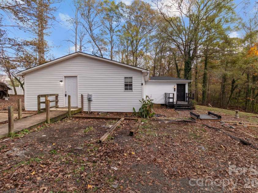 4642 Mcclure Road, Charlotte, NC 28216.  MLS# CAR4302578, YatesRealty ID 5301. 