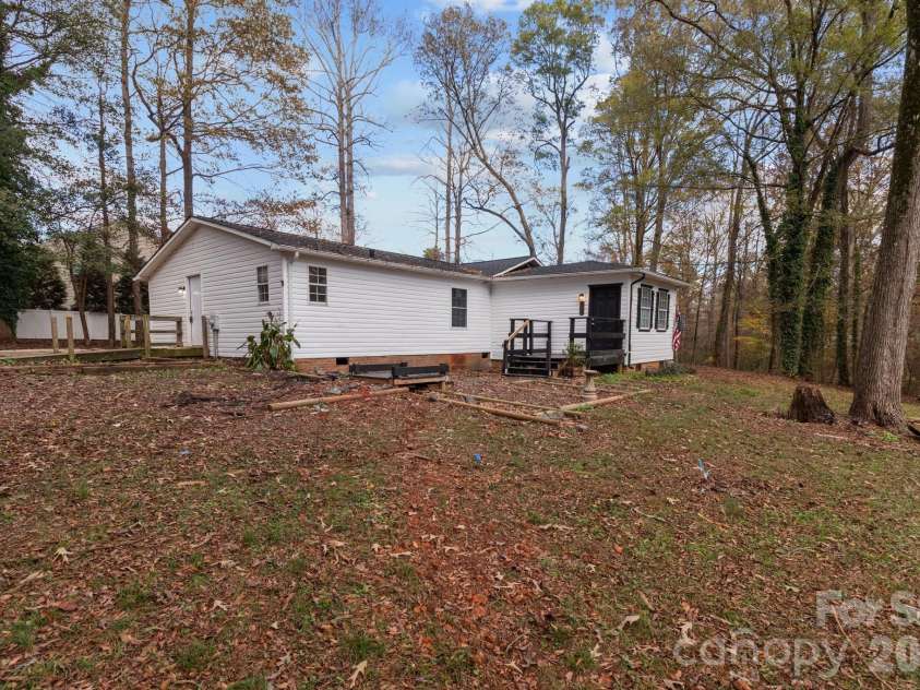 4642 Mcclure Road, Charlotte, NC 28216.  MLS# CAR4302578, YatesRealty ID 5301. 