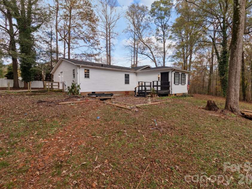 4642 Mcclure Road, Charlotte, NC 28216.  MLS# CAR4302578, YatesRealty ID 5301. 