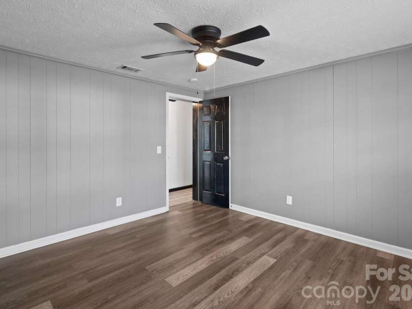 4642 Mcclure Road, Charlotte, NC 28216.  MLS# CAR4302578, YatesRealty ID 5301. 