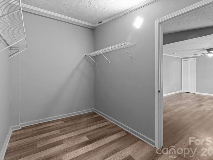 4642 Mcclure Road, Charlotte, NC 28216.  MLS# CAR4302578, YatesRealty ID 5301. 