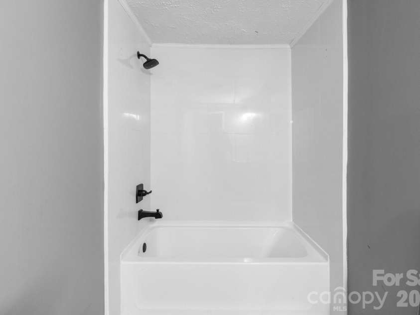 4642 Mcclure Road, Charlotte, NC 28216.  MLS# CAR4302578, YatesRealty ID 5301. 