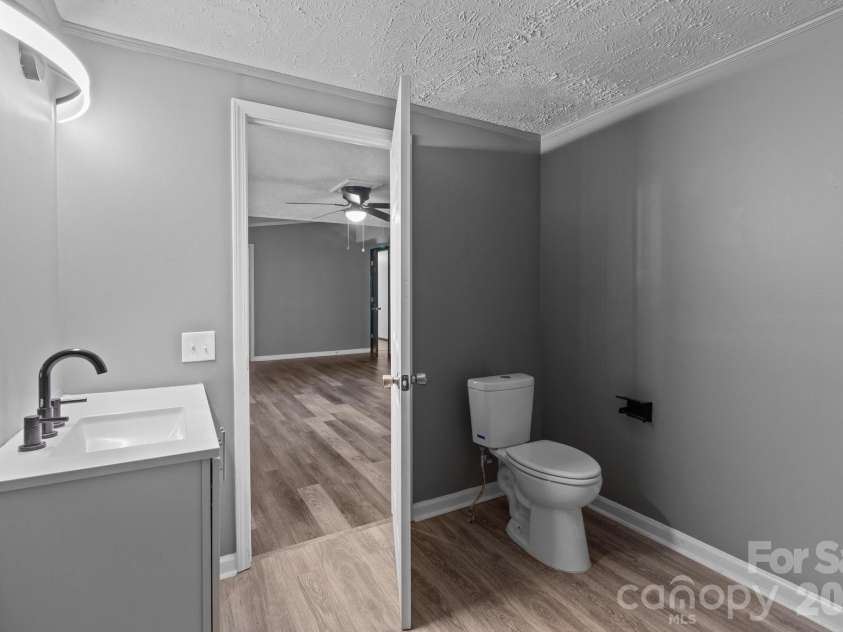 4642 Mcclure Road, Charlotte, NC 28216.  MLS# CAR4302578, YatesRealty ID 5301. 