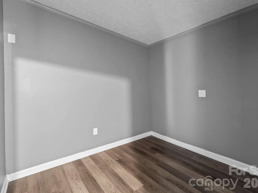 4642 Mcclure Road, Charlotte, NC 28216.  MLS# CAR4302578, YatesRealty ID 5301. 