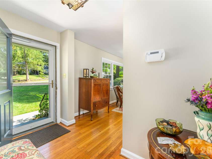 111 Gracelyn Road, Asheville, NC 28804.  MLS# CAR4425992, YatesRealty ID 53011. Inviting foyer.