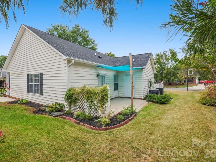1720 Clemmon Sanders Circle, Rock Hill, SC 29732.  MLS# CAR4424379, YatesRealty ID 53012. Side and read yard