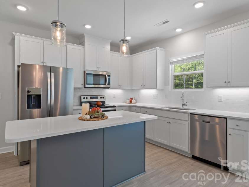 916 Westminster Drive, Statesville, NC 28677.  MLS# CAR4428276, YatesRealty ID 53016. Kitchen