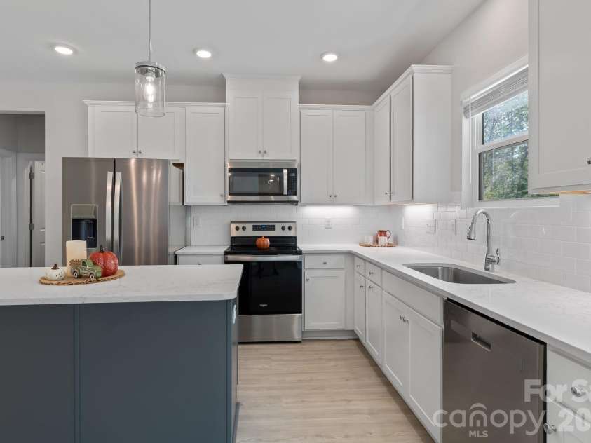 916 Westminster Drive, Statesville, NC 28677.  MLS# CAR4428276, YatesRealty ID 53016. Kitchen