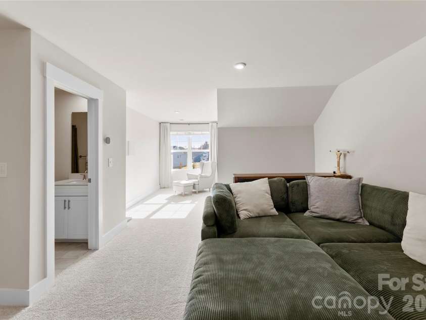 9722 Munsing Drive, Charlotte, NC 28269.  MLS# CAR4427726, YatesRealty ID 53017. 3rd Floor Loft