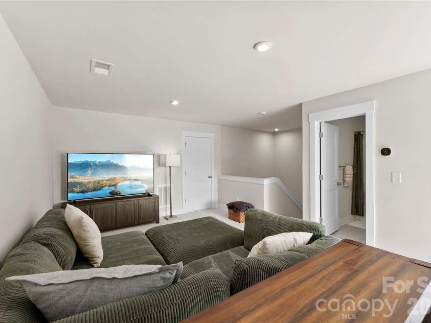 9722 Munsing Drive, Charlotte, NC 28269.  MLS# CAR4427726, YatesRealty ID 53017. 3rd Floor Loft