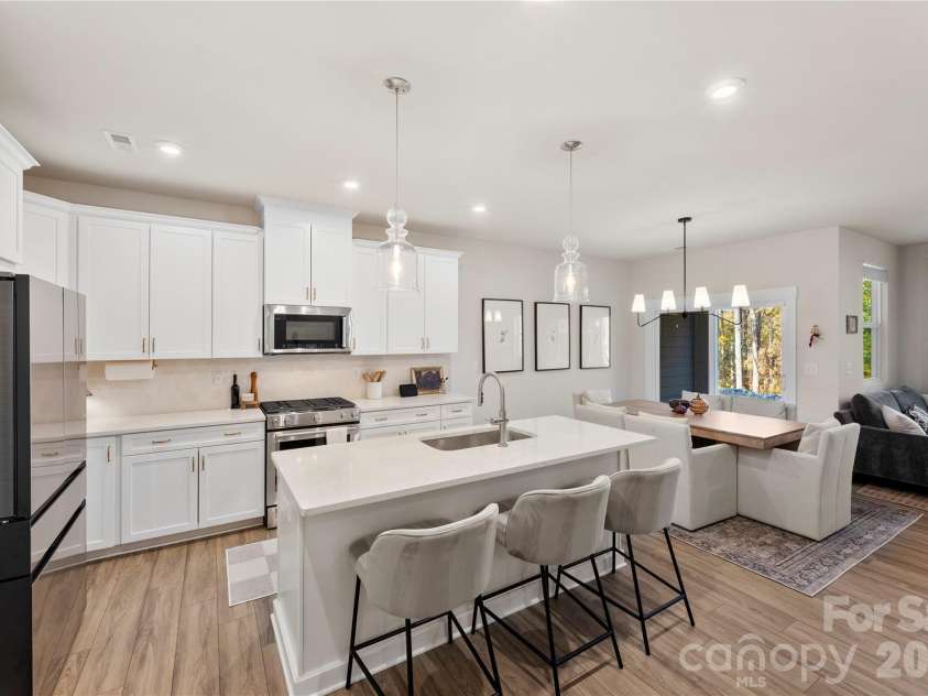 9722 Munsing Drive, Charlotte, NC 28269.  MLS# CAR4427726, YatesRealty ID 53017. 