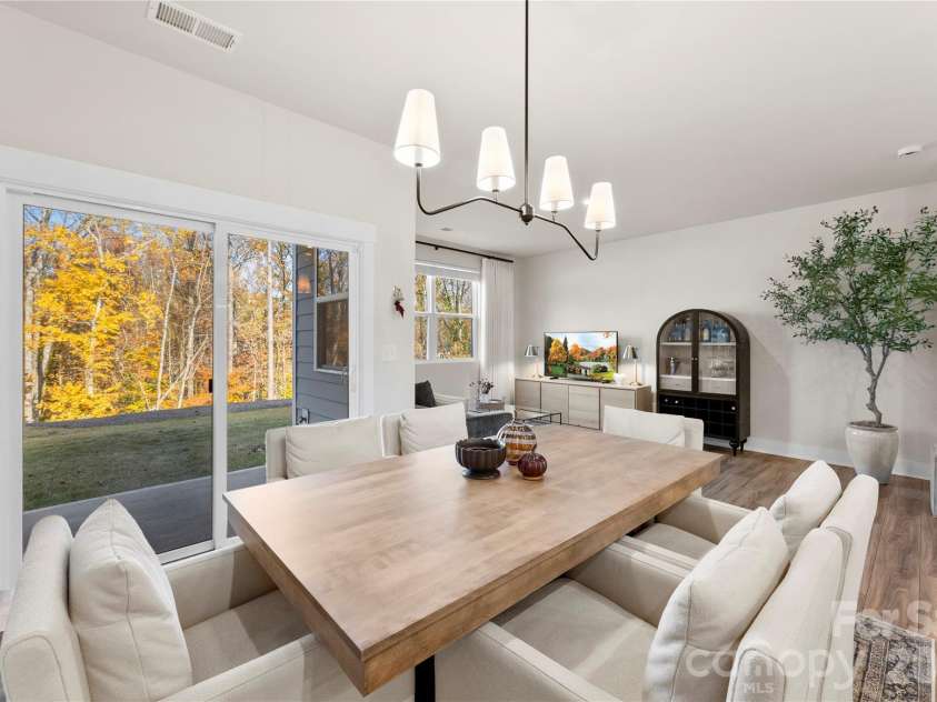 9722 Munsing Drive, Charlotte, NC 28269.  MLS# CAR4427726, YatesRealty ID 53017. Dining Area
