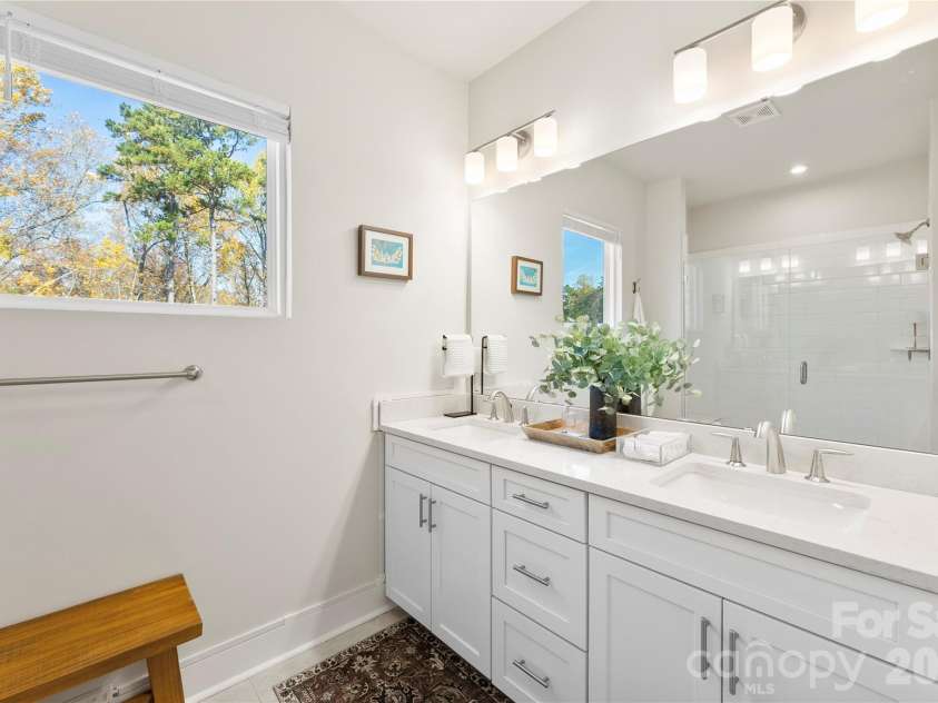 9722 Munsing Drive, Charlotte, NC 28269.  MLS# CAR4427726, YatesRealty ID 53017. Primary Bedroom
