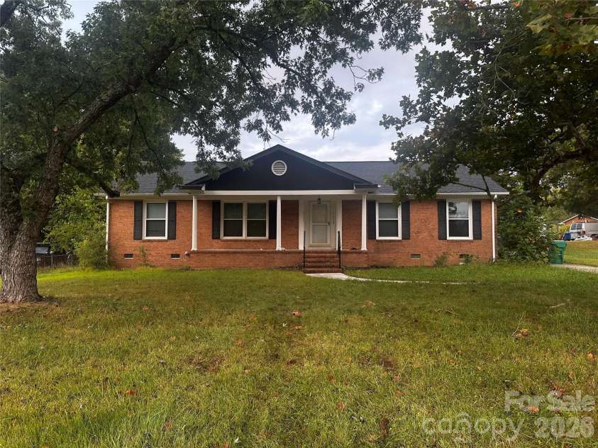 3105 Woodview Drive, High Point, NC 27265.  MLS# CAR4428508, YatesRealty ID 53020. 