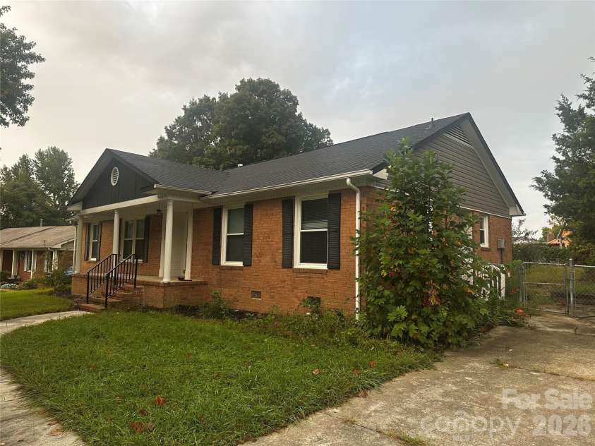 3105 Woodview Drive, High Point, NC 27265.  MLS# CAR4428508, YatesRealty ID 53020. 