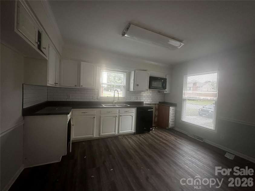 3105 Woodview Drive, High Point, NC 27265.  MLS# CAR4428508, YatesRealty ID 53020. 