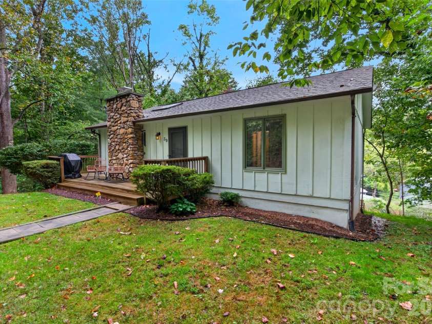 39 Spooks Branch Extension, Asheville, NC 28804.  MLS# CAR4425743, YatesRealty ID 53021. Flat front yard